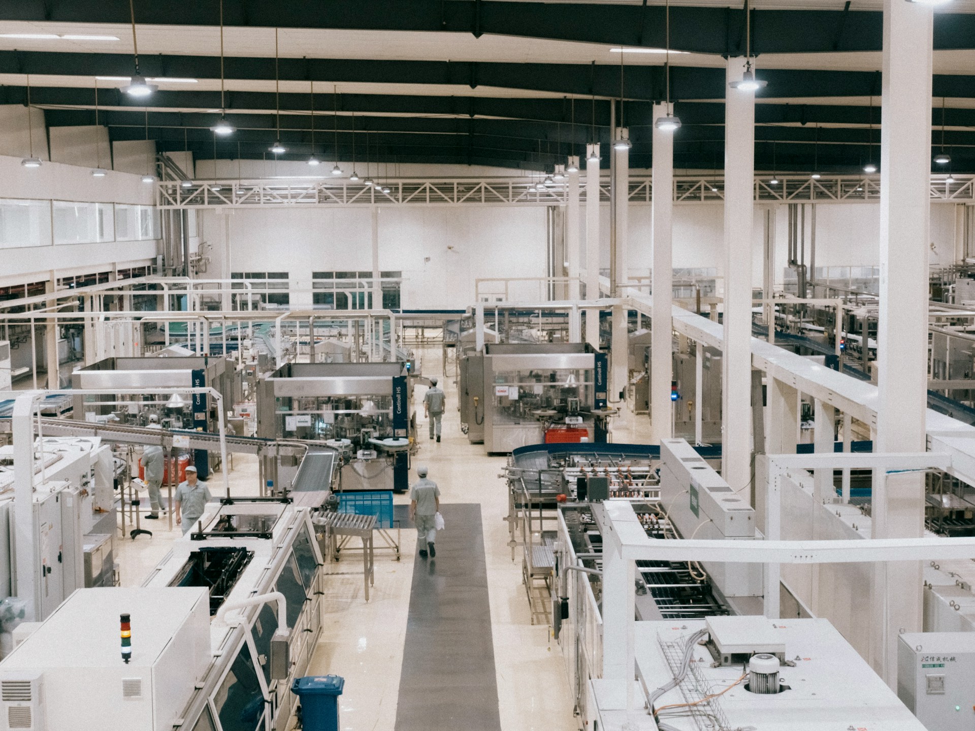 fabriksmedarbejdere på arbejde i hvid fabrik