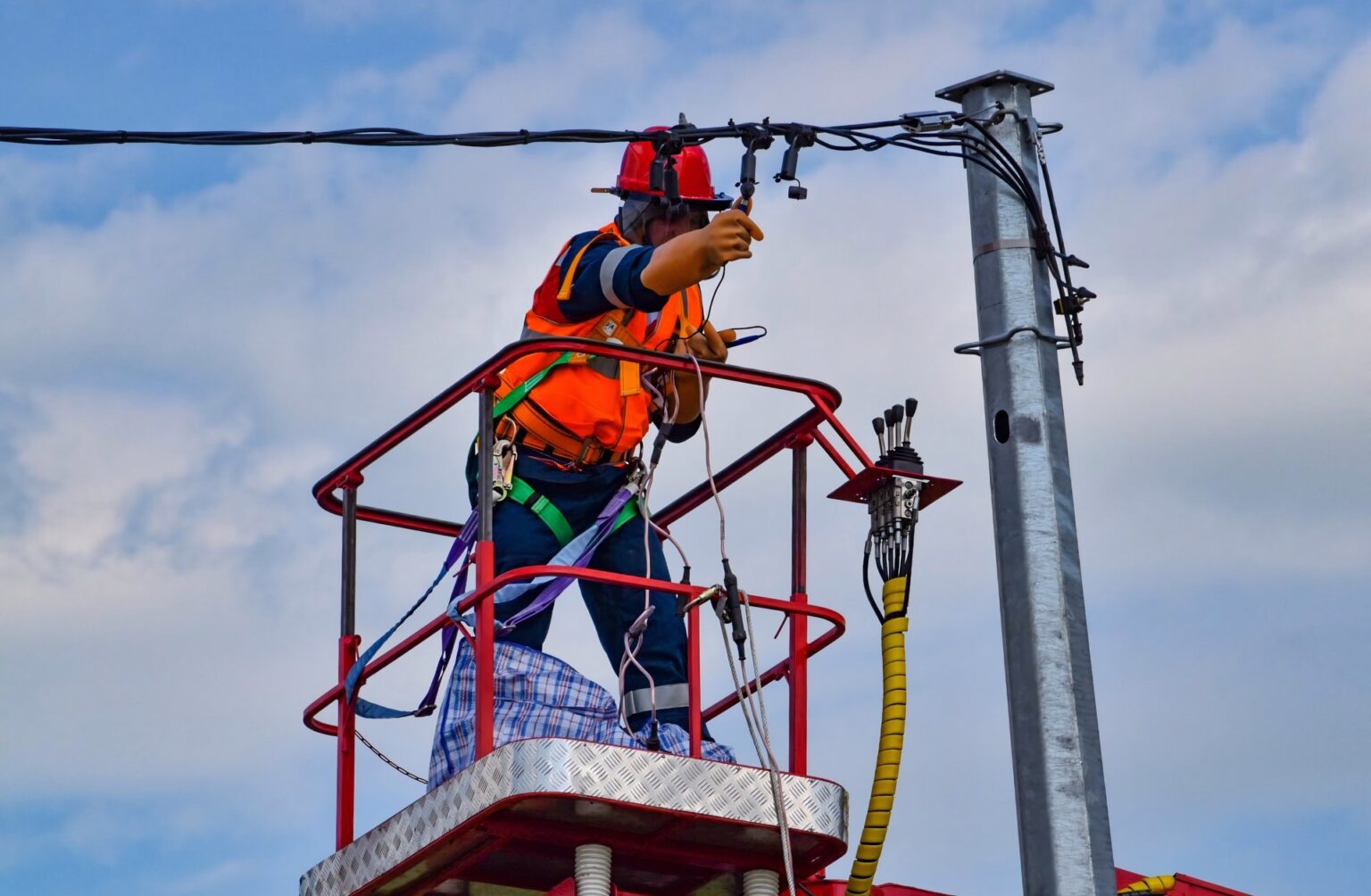 Elektrikervikar i arbejde ved elledninger