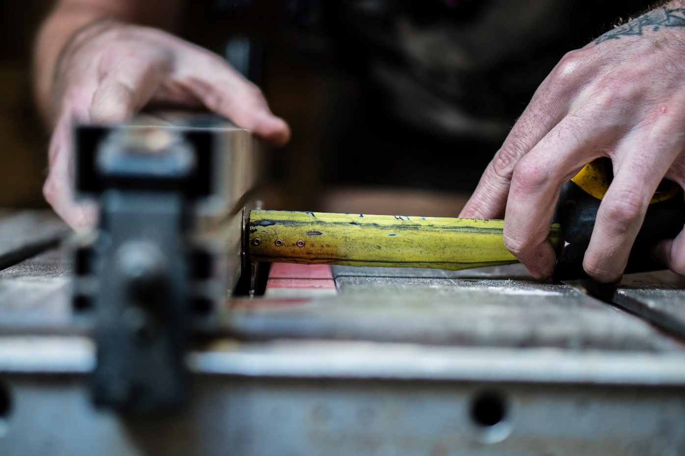 Arbejdsmand vikar måler op